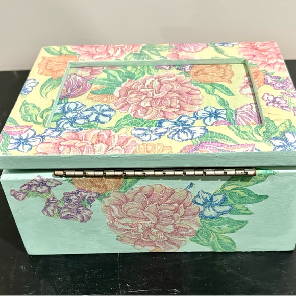 Light Green Floral Painted Vintage Jewelry Box - Picture 8 of 13